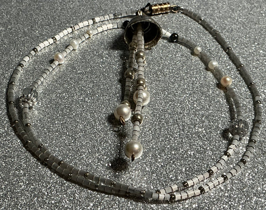 Pearly Pendant Necklace